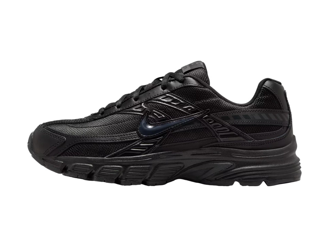 Tenis Nike Initiator en color negro total con detalles de malla y suela robusta