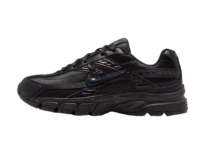 Tenis Nike Initiator en color negro total con detalles de malla y suela robusta