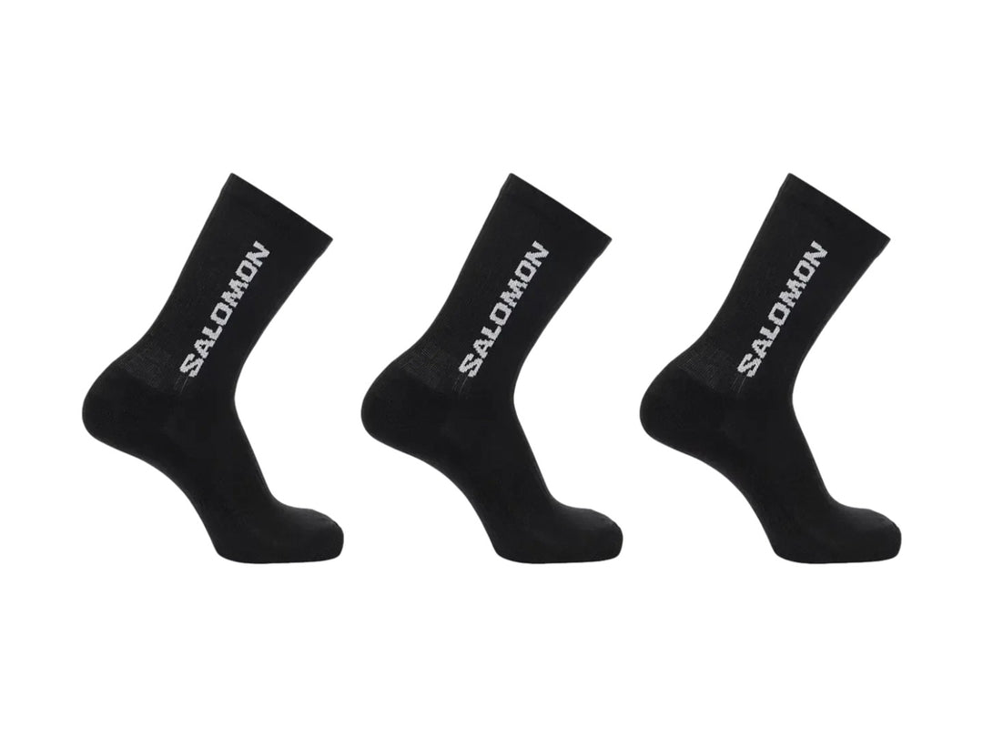 Paquete de tres calcetines Salomon Everyday Crew en color negro con logotipo blanco en la parte superior.