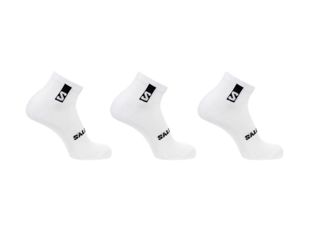 Paquete de 3 pares de calcetas Salomon Everyday Ankle color blanco con logos negros en el tobillo y empeine.