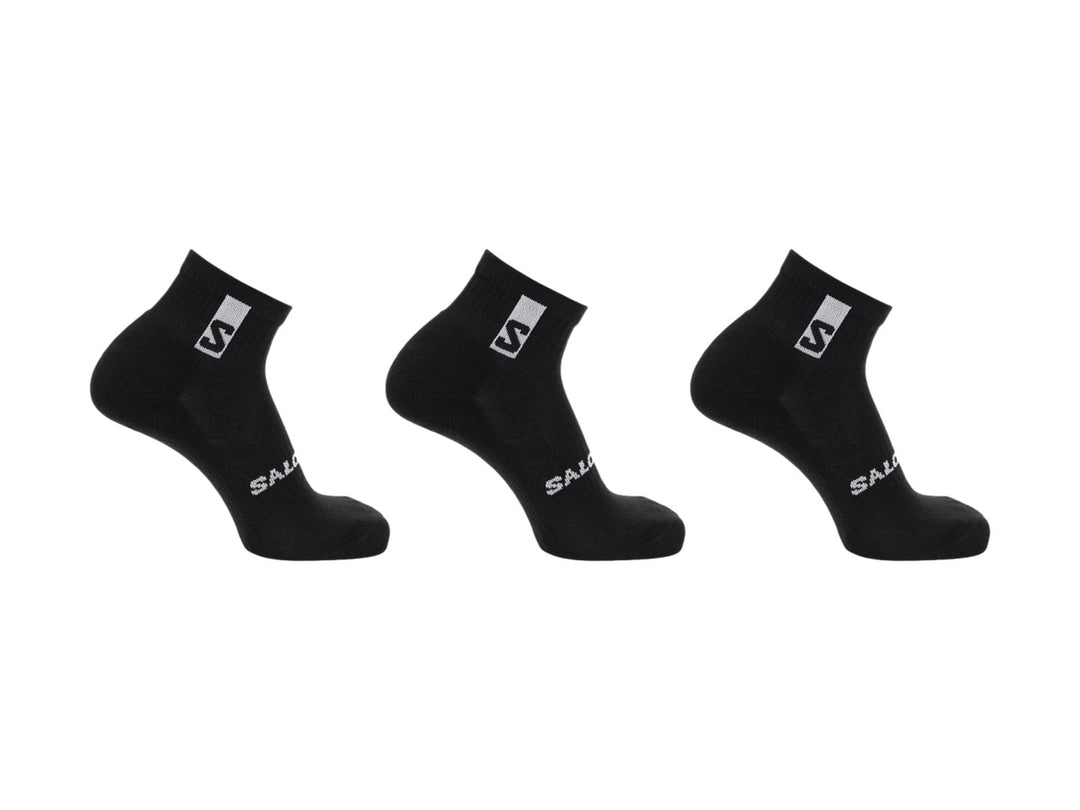 Paquete de tres calcetines deportivos Salomon de color negro con corte tobillero.