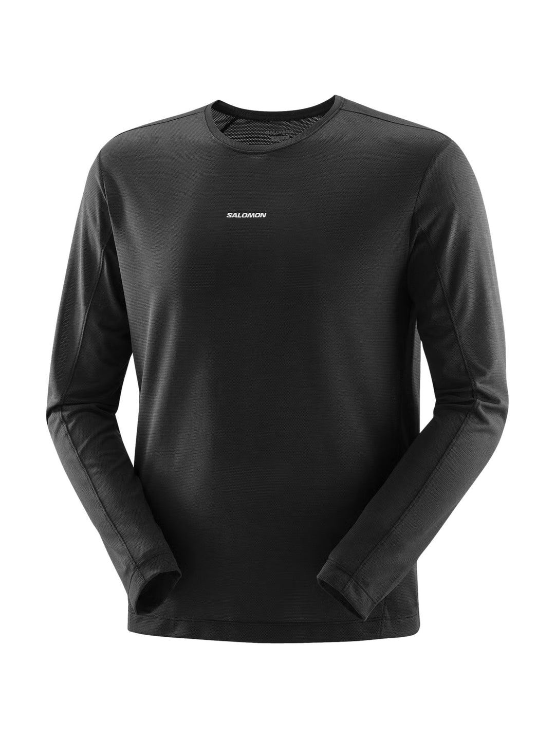 Hombre vistiendo playera deportiva Salomon Shakeout Core de manga larga en color negro.