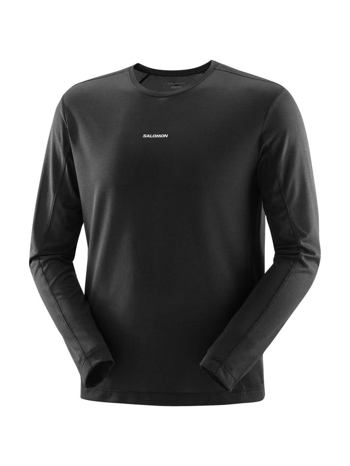 Hombre vistiendo playera deportiva Salomon Shakeout Core de manga larga en color negro.