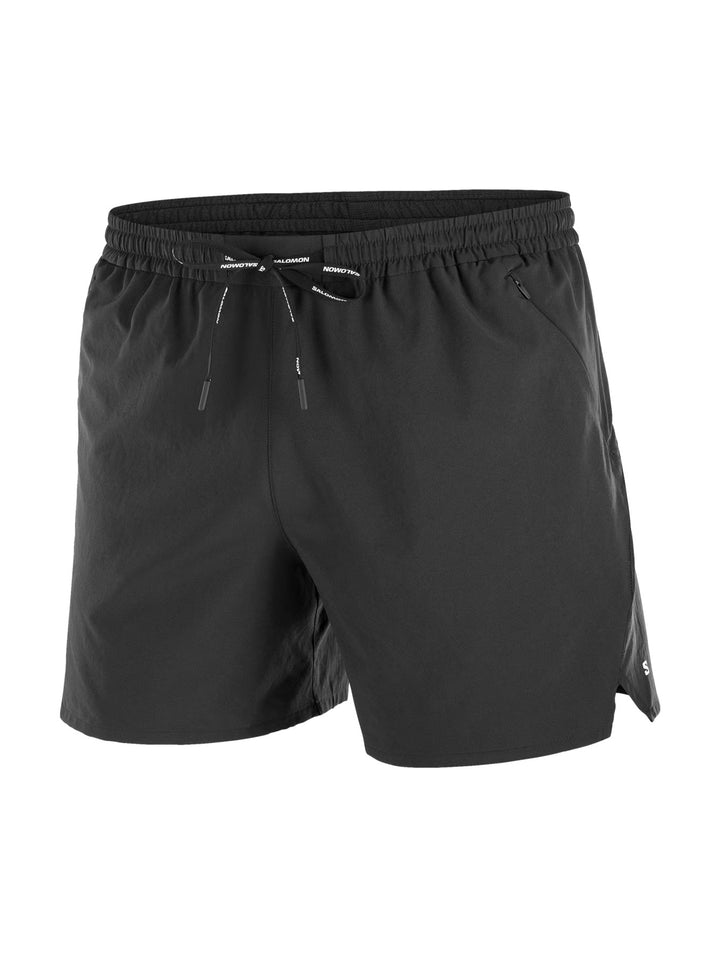 Hombre vistiendo short deportivo Salomon Shakeout Core 5 en color negro con cordón ajustable en la cintura.