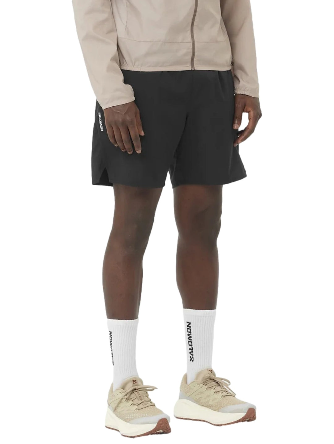 Hombre vistiendo short deportivo Salomon Shakeout Core No Liner 7 en color negro.