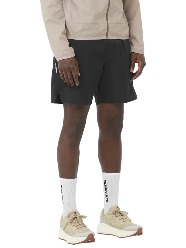 Hombre vistiendo short deportivo Salomon Shakeout Core No Liner 7 en color negro.