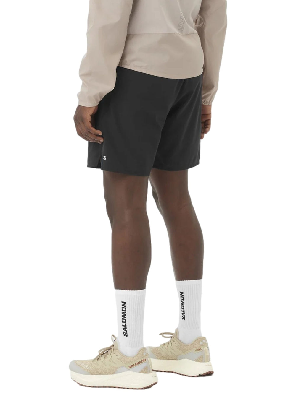 Hombre vistiendo short deportivo Salomon Shakeout Core No Liner 7 en color negro.