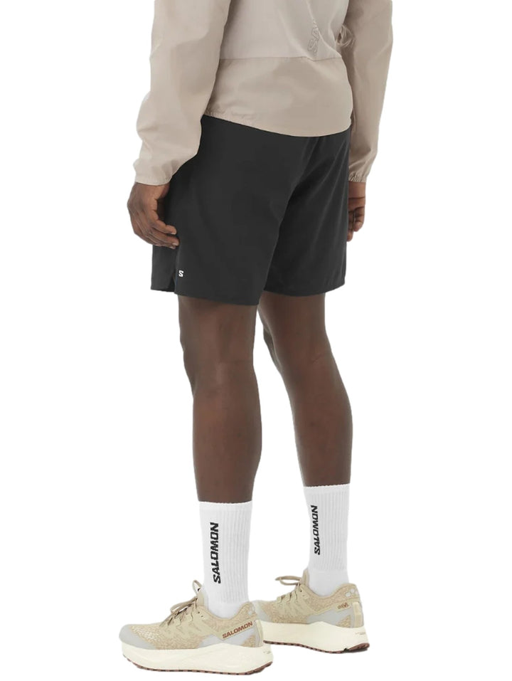 Hombre vistiendo short deportivo Salomon Shakeout Core No Liner 7 en color negro.