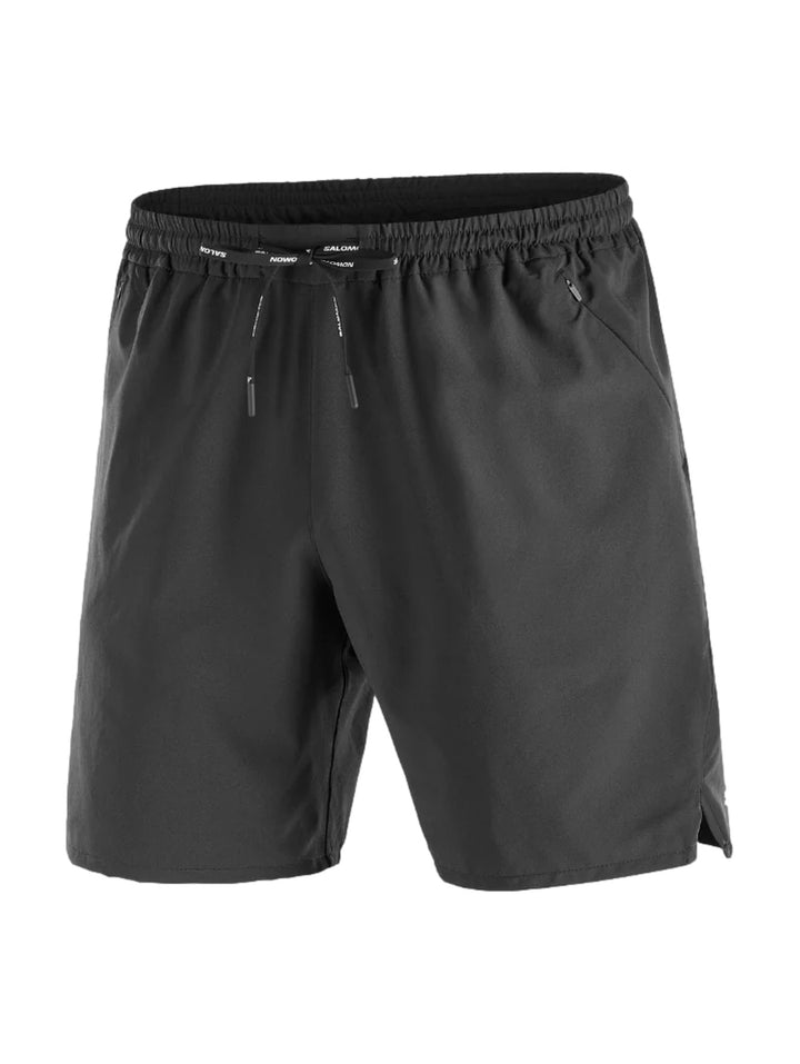 Hombre vistiendo short deportivo Salomon Shakeout Core No Liner 7 en color negro.