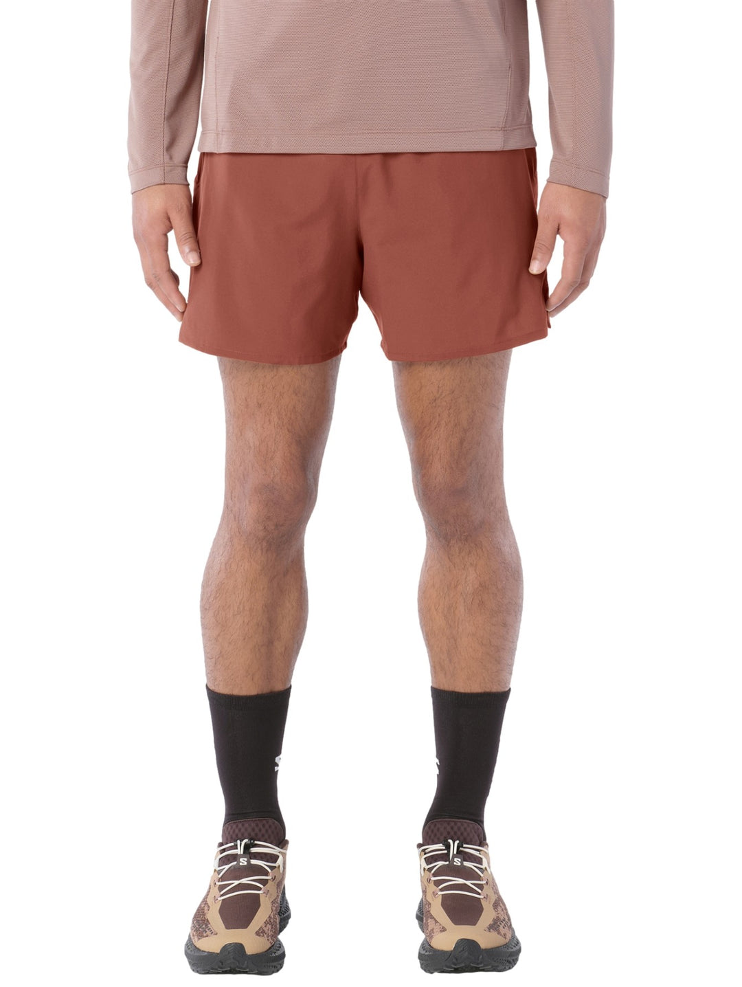 Hombre vistiendo short deportivo Salomon Shakeout Core 5 en color Burnt Umber