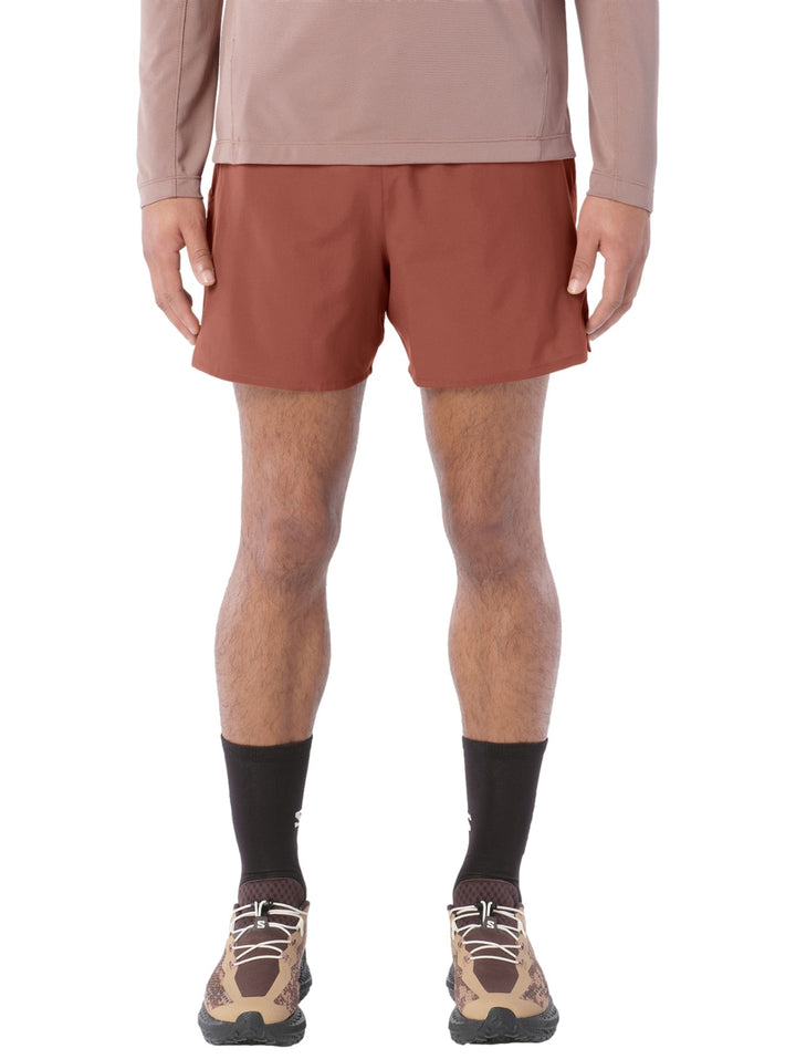 Hombre vistiendo short deportivo Salomon Shakeout Core 5 en color Burnt Umber