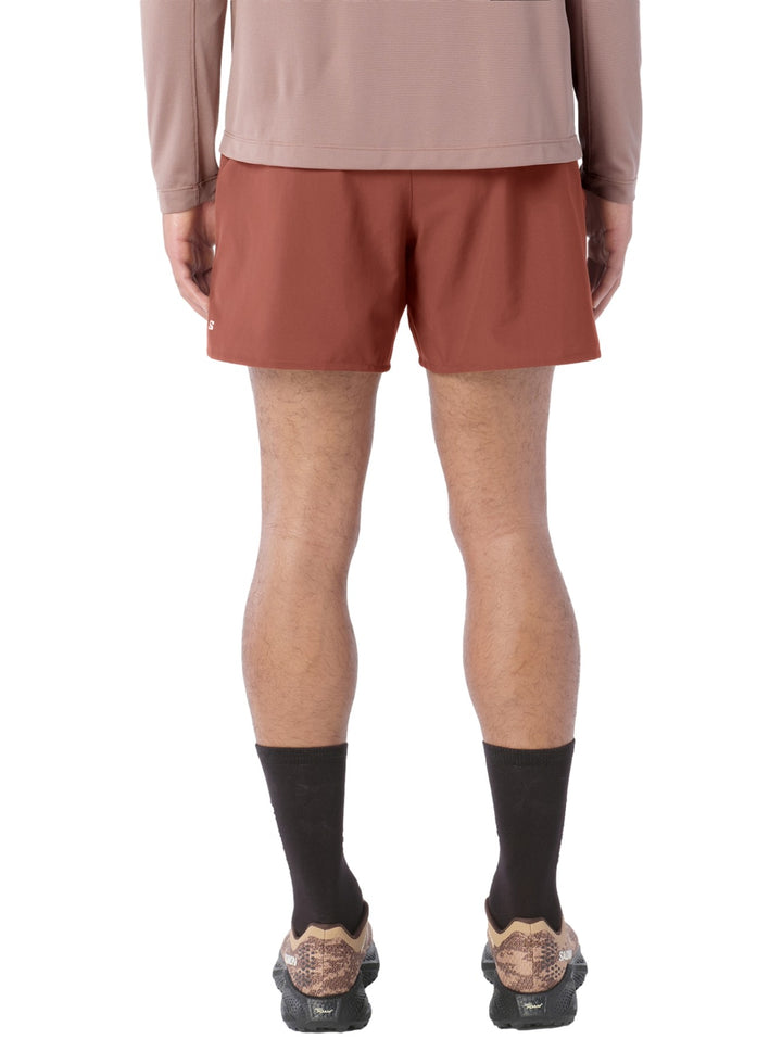 Hombre vistiendo short deportivo Salomon Shakeout Core 5 en color Burnt Umber