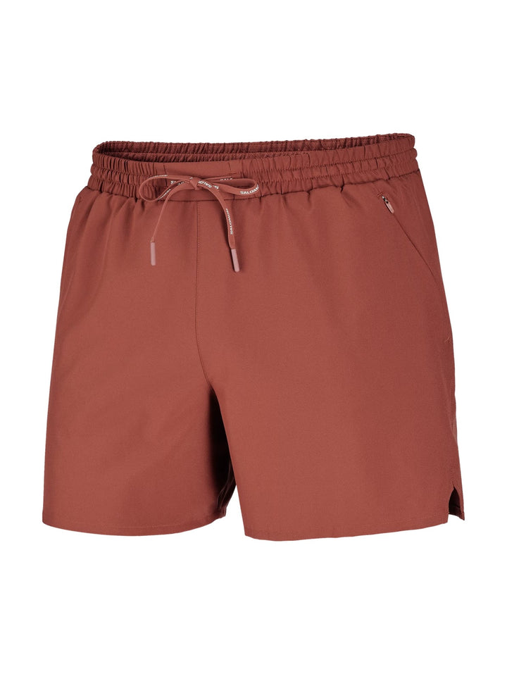 Hombre vistiendo short deportivo Salomon Shakeout Core 5 en color Burnt Umber