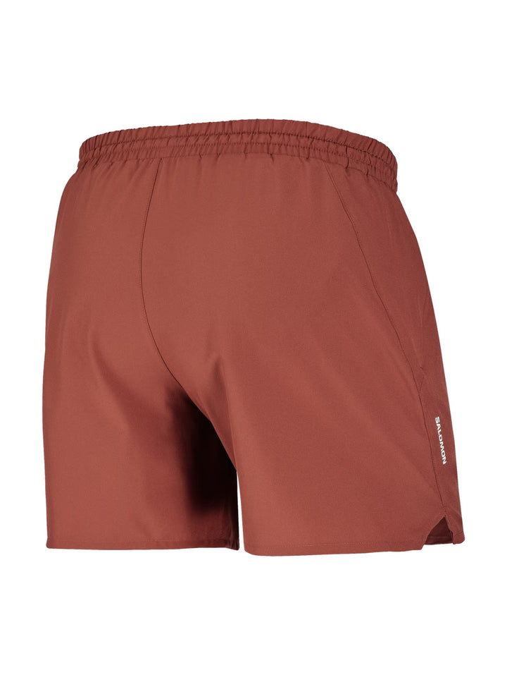 Hombre vistiendo short deportivo Salomon Shakeout Core 5 en color Burnt Umber