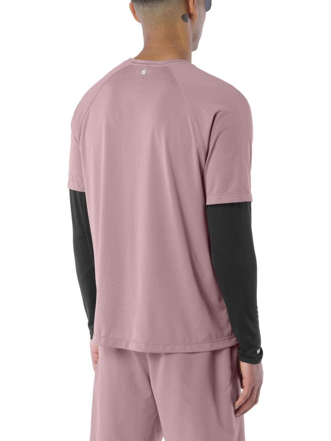 Hombre vistiendo playera deportiva Salomon Shakeout Core color antler con camiseta interior negra y shorts a juego.