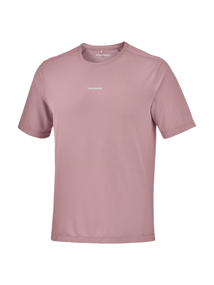 Hombre vistiendo playera deportiva Salomon Shakeout Core color antler con camiseta interior negra y shorts a juego.