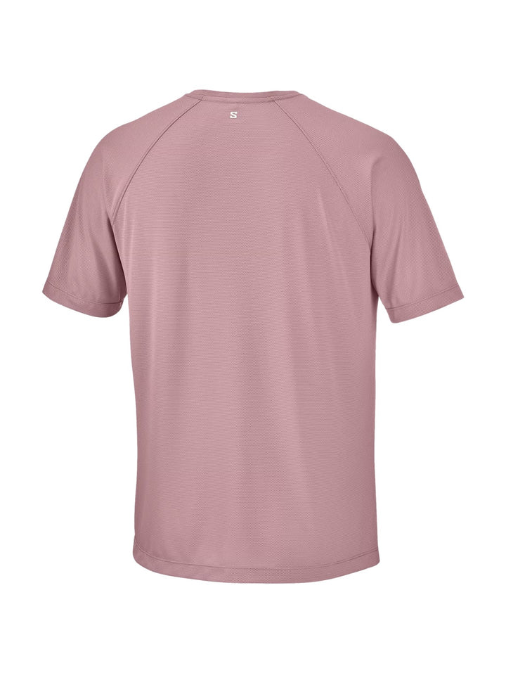 Hombre vistiendo playera deportiva Salomon Shakeout Core color antler con camiseta interior negra y shorts a juego.