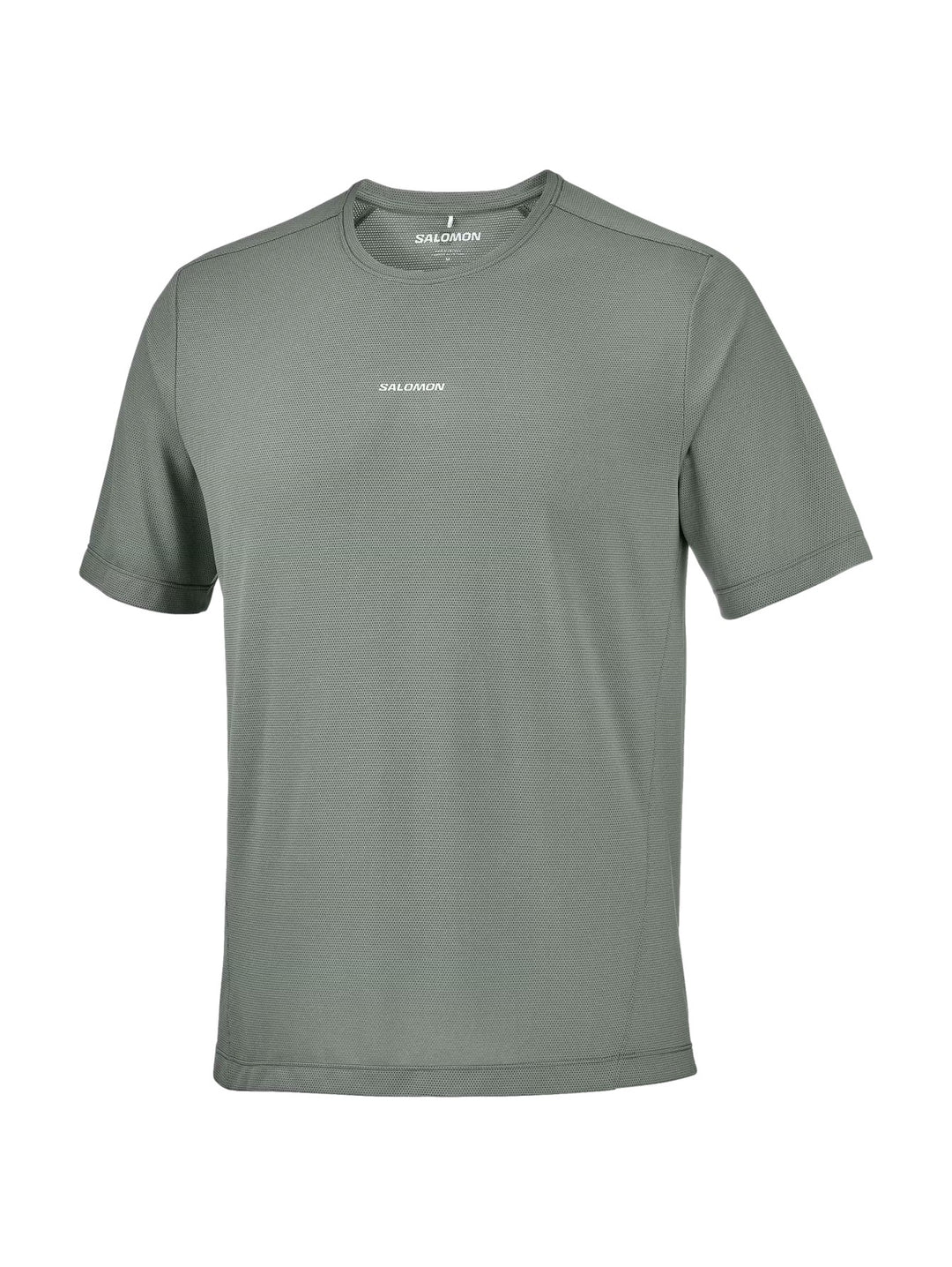 Hombre vistiendo playera deportiva Salomon Shakeout Core en color gris castor con cuello redondo y manga corta.