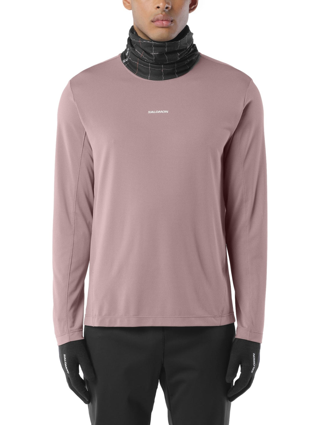 Hombre vistiendo playera Salomon Shakeout Core color Antler de manga larga y cuello redondo.