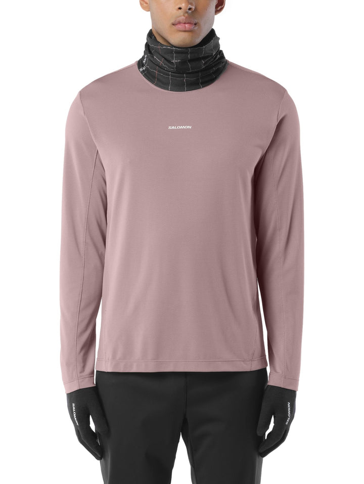 Hombre vistiendo playera Salomon Shakeout Core color Antler de manga larga y cuello redondo.