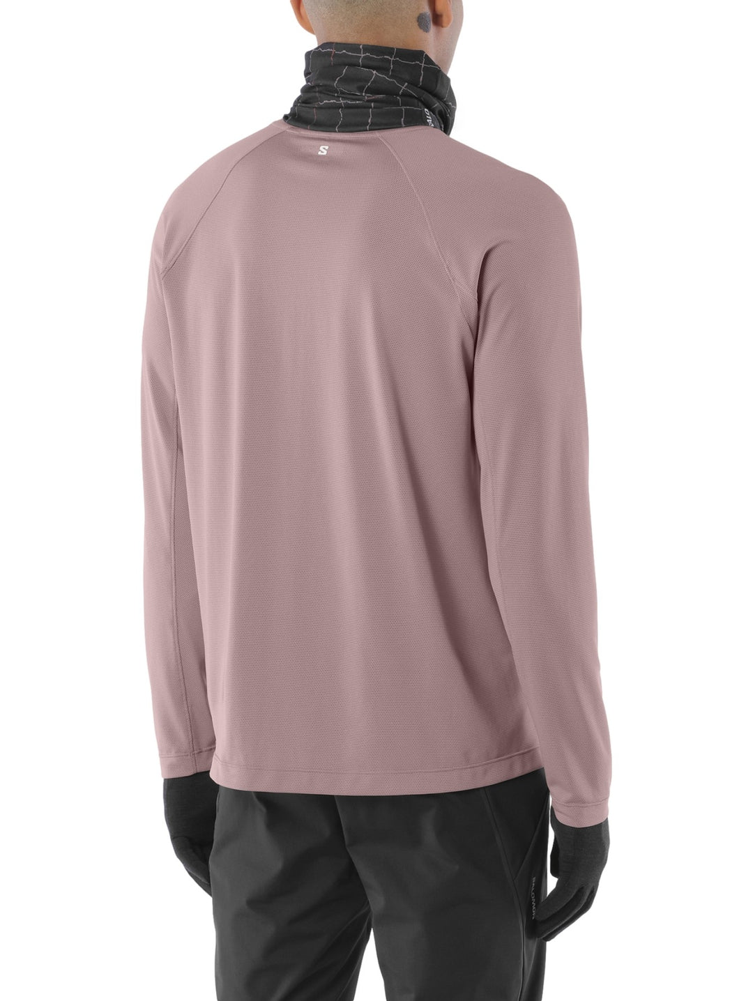 Hombre vistiendo playera Salomon Shakeout Core color Antler de manga larga y cuello redondo.