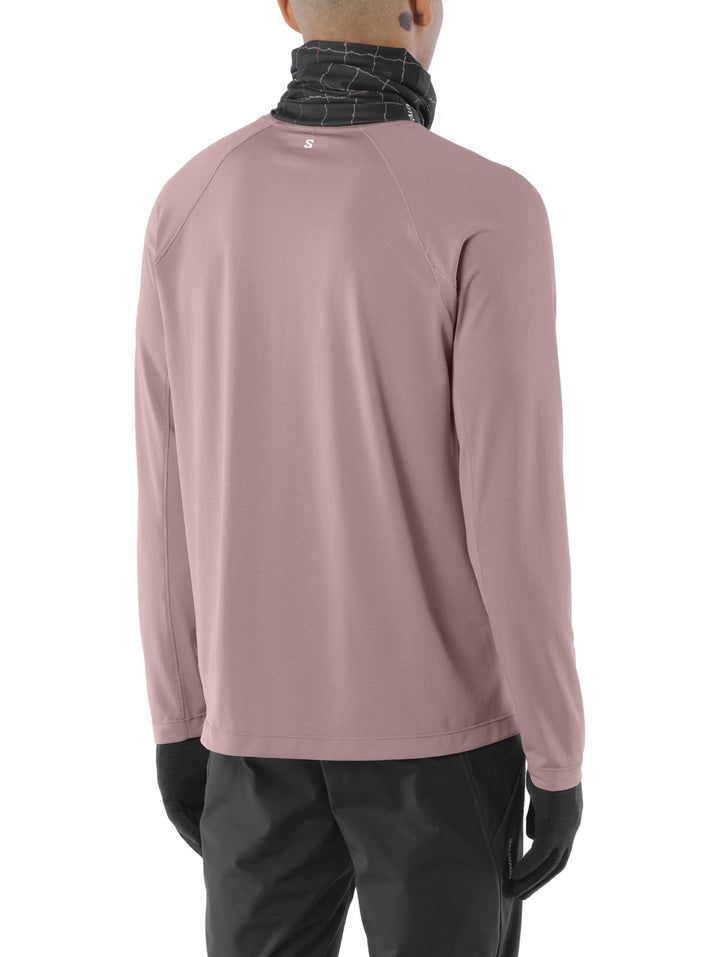 Hombre vistiendo playera Salomon Shakeout Core color Antler de manga larga y cuello redondo.
