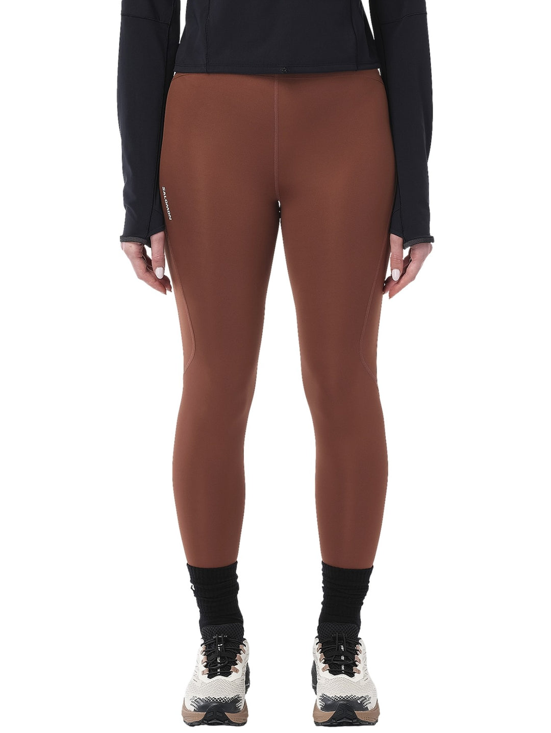 Leggings deportivos Salomon Shakeout Core Tights en color Burnt Umber ajustados al cuerpo.