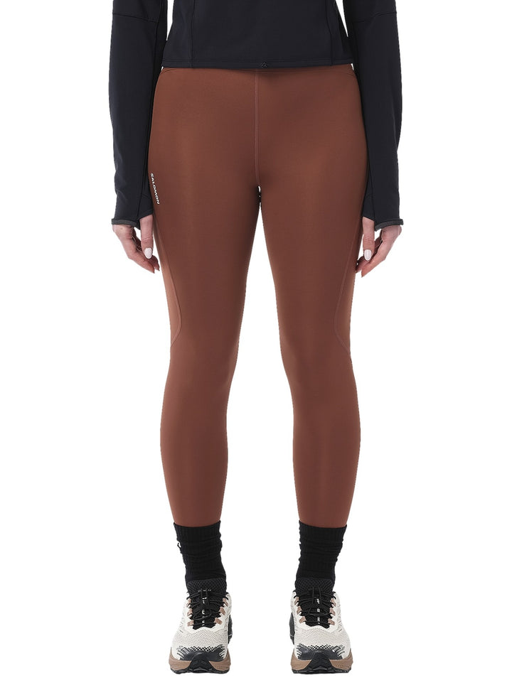 Leggings deportivos Salomon Shakeout Core Tights en color Burnt Umber ajustados al cuerpo.