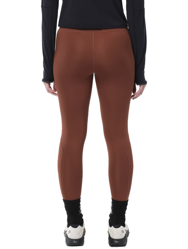 Leggings deportivos Salomon Shakeout Core Tights en color Burnt Umber ajustados al cuerpo.