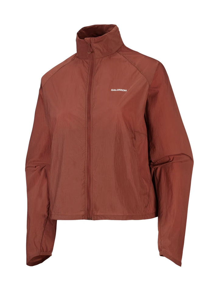 Chaqueta deportiva Salomon Shakeout Fly en color Burnt Umber con cierre frontal y cuello alto.