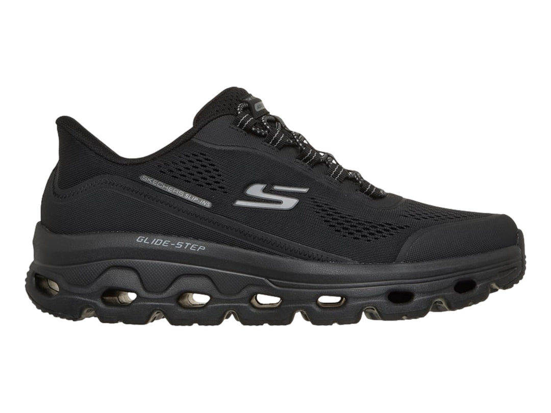 Tenis Skechers Outdoors color negro con suela Glide-Step y diseño de malla transpirable.
