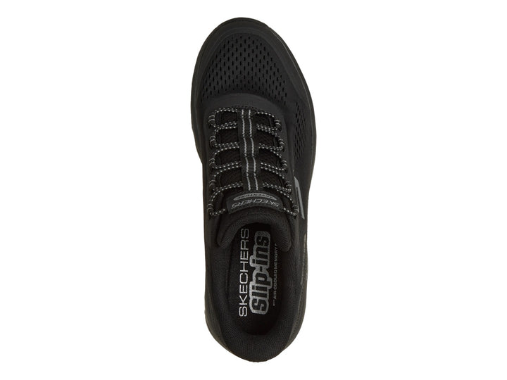 Tenis Skechers Outdoors color negro con suela Glide-Step y diseño de malla transpirable.