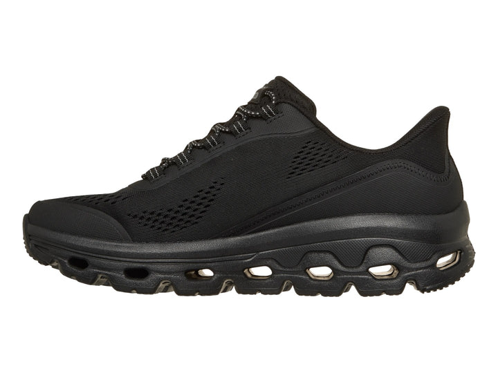 Tenis Skechers Outdoors color negro con suela Glide-Step y diseño de malla transpirable.