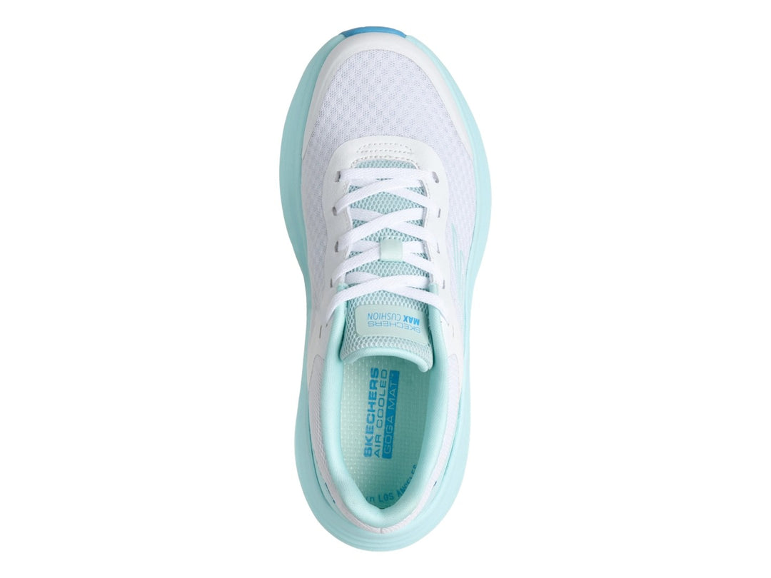 Tenis Skechers Max CS Endeavour en color azul claro y blanco con suela gruesa y malla transpirable.