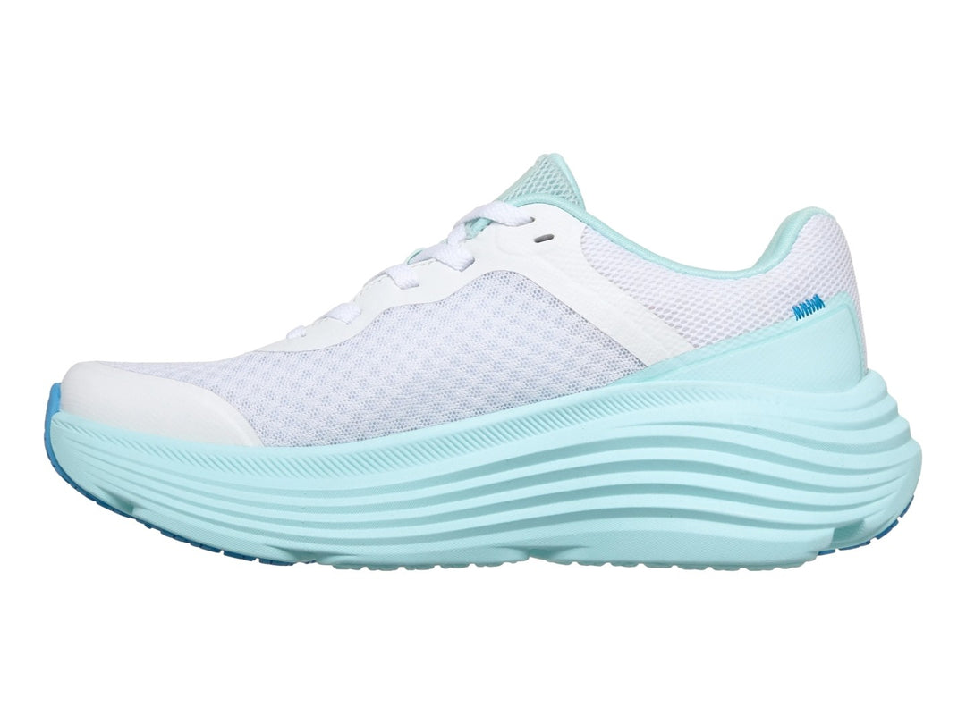 Tenis Skechers Max CS Endeavour en color azul claro y blanco con suela gruesa y malla transpirable.