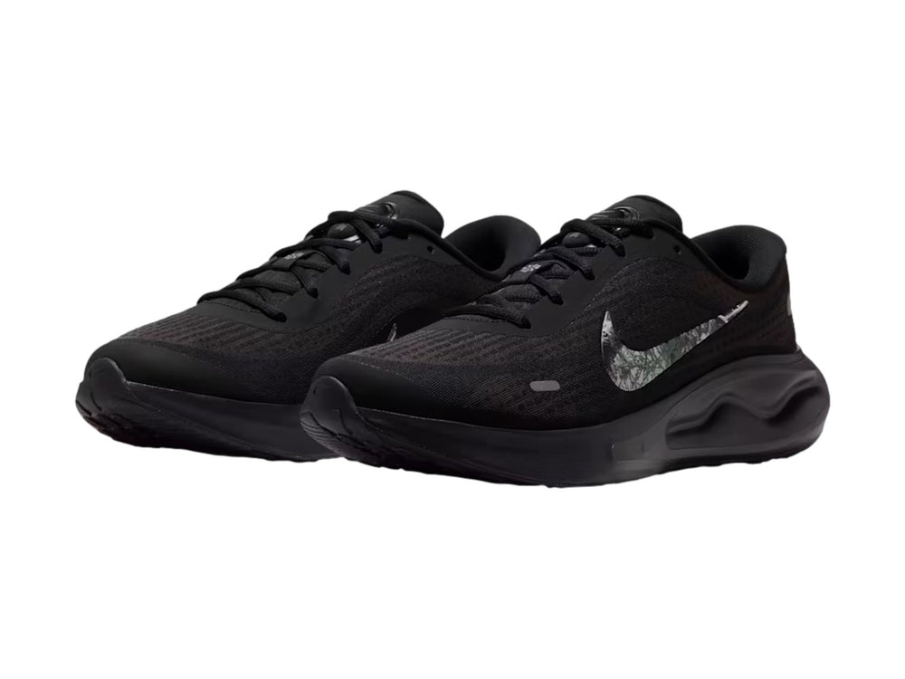 Tenis Nike Journey Run en color negro con suela ComfiRide y logotipo lateral en tonos grises y blancos.