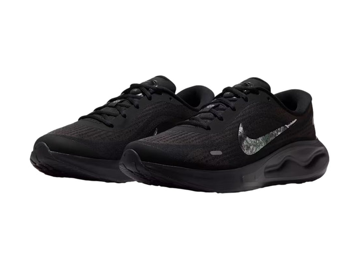 Tenis Nike Journey Run en color negro con suela ComfiRide y logotipo lateral en tonos grises y blancos.