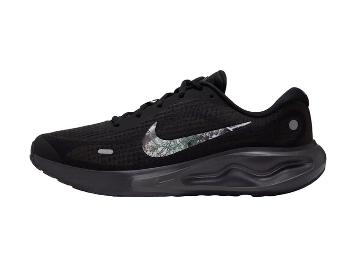 Tenis Nike Journey Run en color negro con suela ComfiRide y logotipo lateral en tonos grises y blancos.