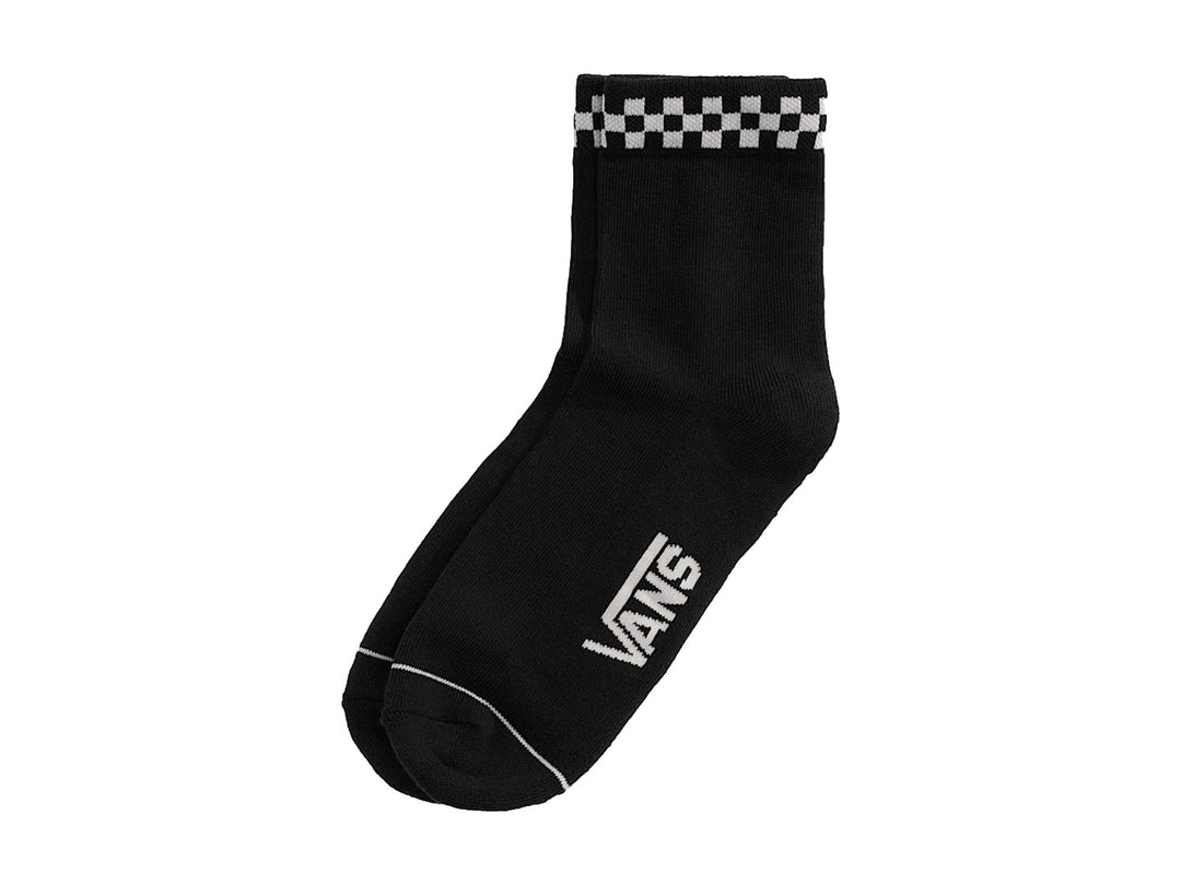 Par de calcetas Vans negras con borde superior a cuadros blancos y negros y logotipo blanco en el empeine.