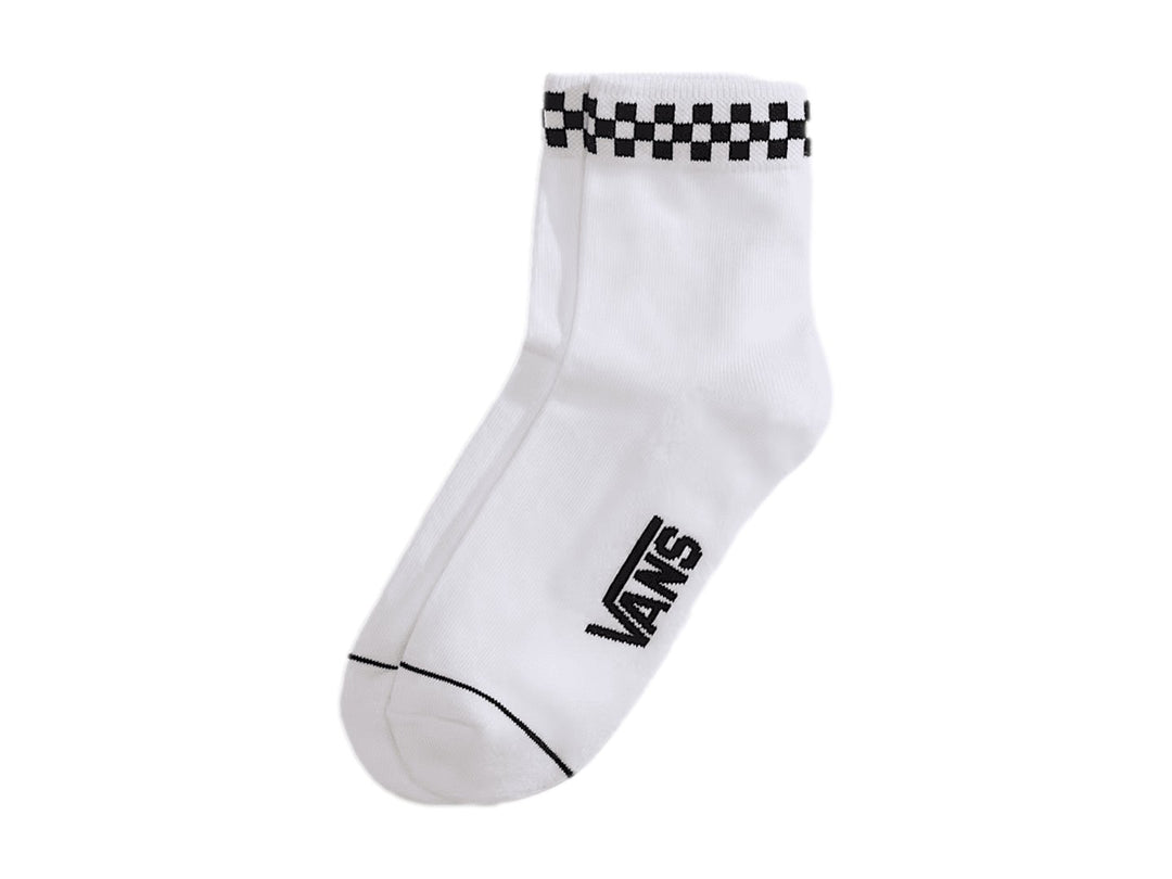 Calcetas Vans blancas con borde de cuadros negros y blancos y logotipo de Vans en negro.