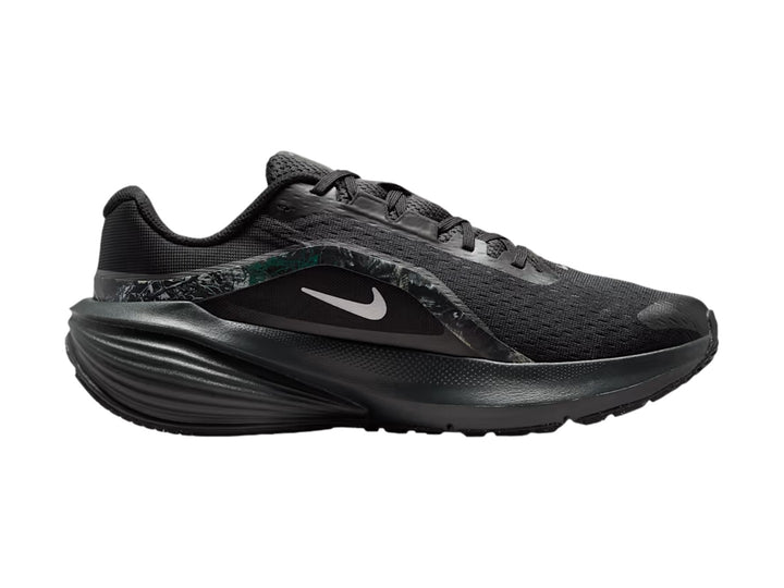 Tenis Nike Downshifter 14 en color negro total con suela amortiguada y logotipo blanco lateral.