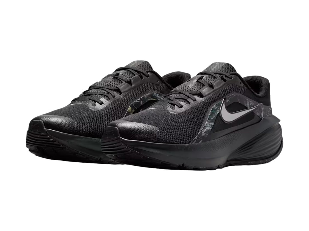 Tenis Nike Downshifter 14 en color negro total con suela amortiguada y logotipo blanco lateral.