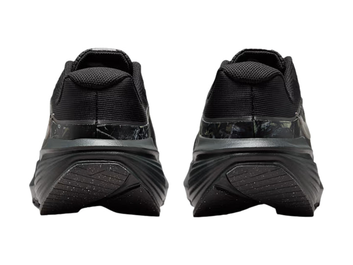 Tenis Nike Downshifter 14 en color negro total con suela amortiguada y logotipo blanco lateral.