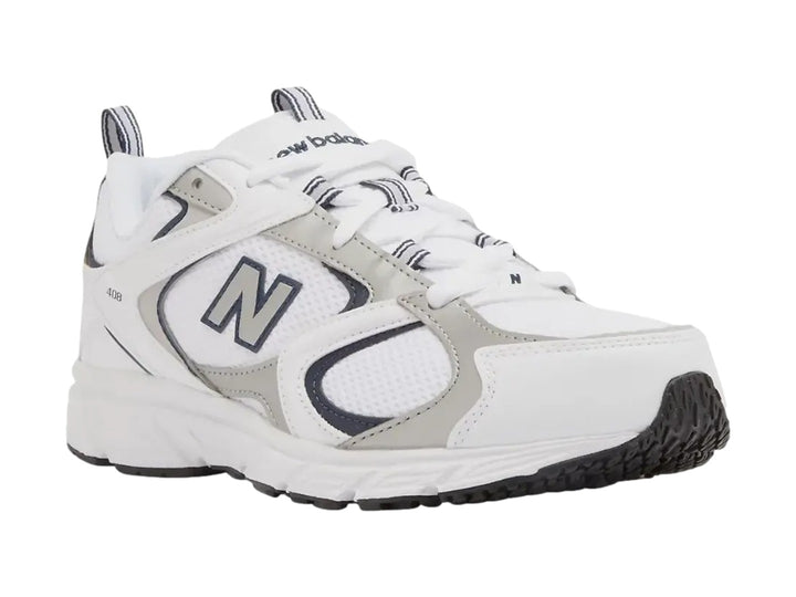 Tenis New Balance 408 color blanco con detalles en gris y azul marino, vista lateral sobre fondo blanco.