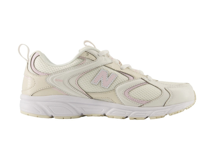 Tenis New Balance 408 en color beige con detalles en rosa y suela blanca