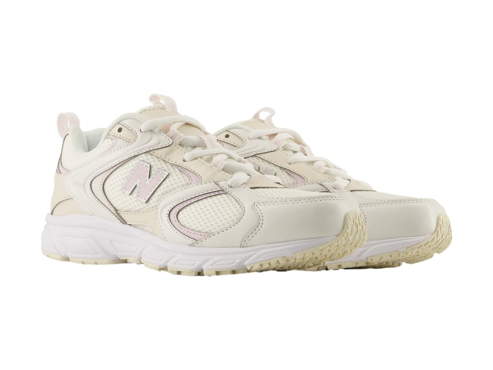 Tenis New Balance 408 en color beige con detalles en rosa y suela blanca