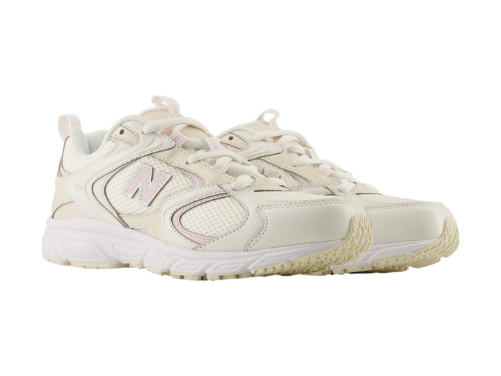 Tenis New Balance 408 en color beige con detalles en rosa y suela blanca