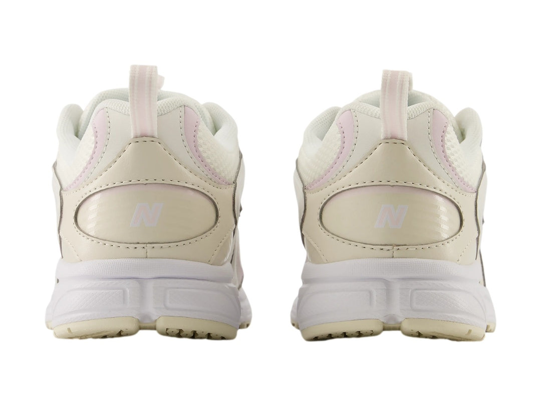 Tenis New Balance 408 en color beige con detalles en rosa y suela blanca