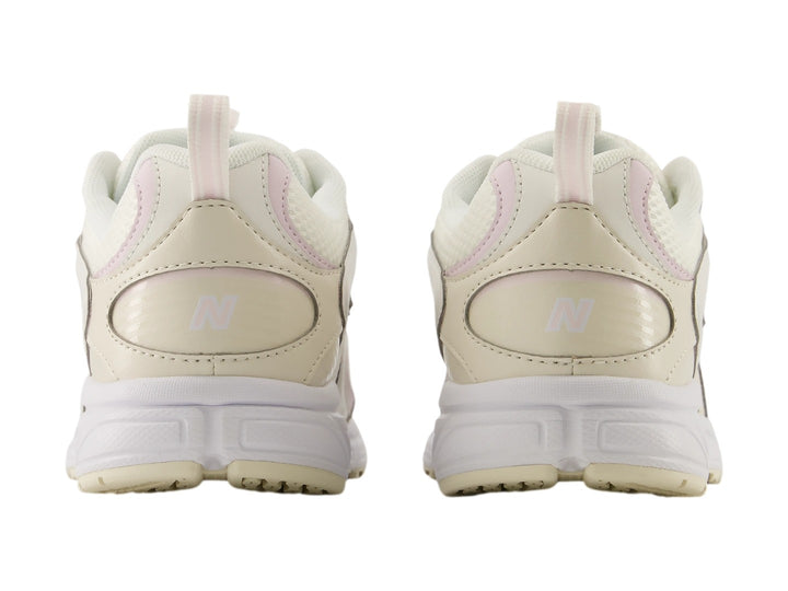 Tenis New Balance 408 en color beige con detalles en rosa y suela blanca