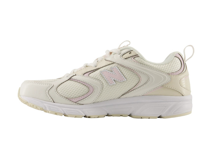 Tenis New Balance 408 en color beige con detalles en rosa y suela blanca